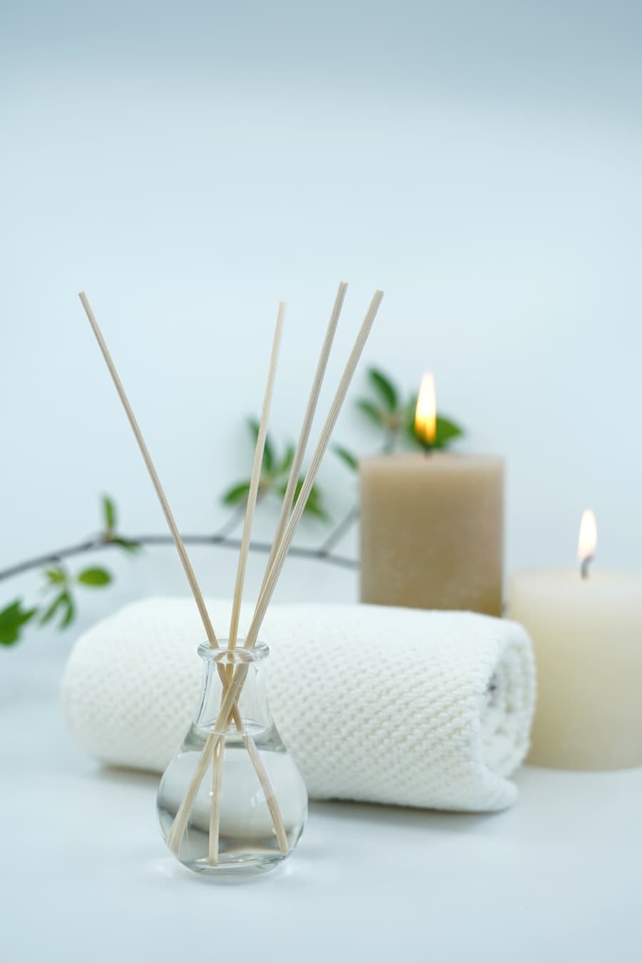 Bougies, serviette roulée et diffuseur dans le cabinet