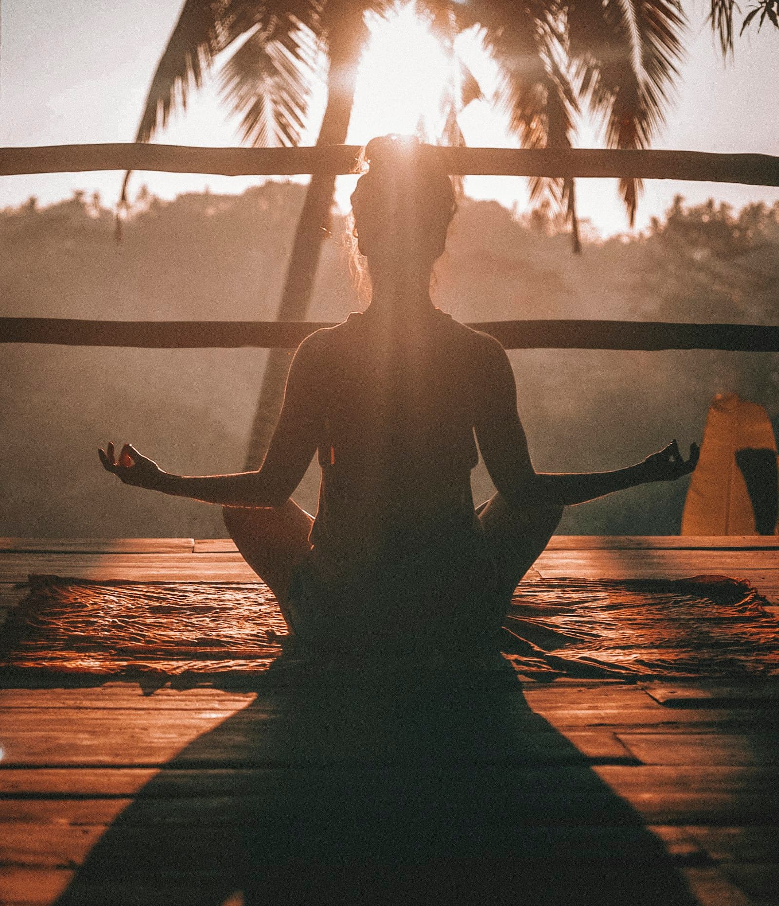 Silhouette en méditation face au coucher de soleil